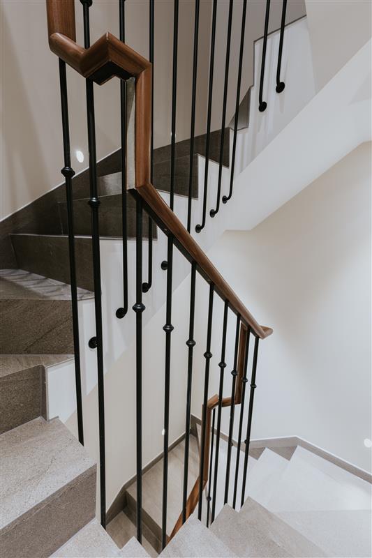 Modern Balustrade to Rear Staircase (1)